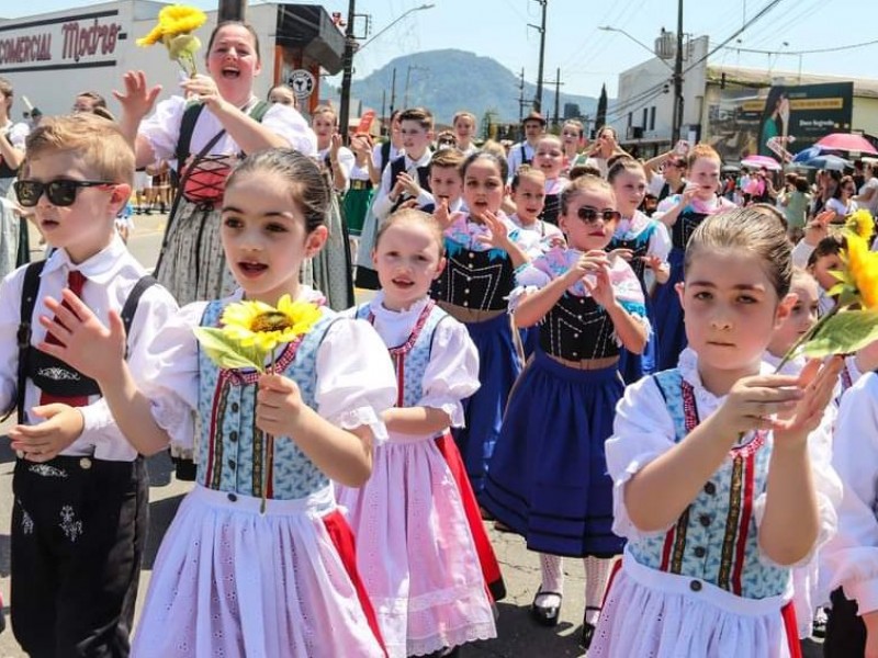 Wir sind Sünnros Volkstanzgruppe und wir tanzen mit liebe und freuden zu spass bringen!