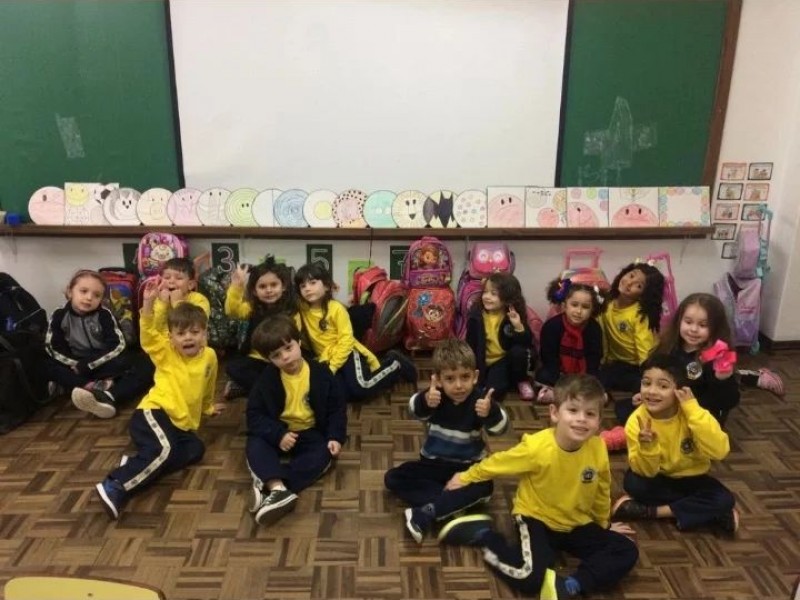 Leitura do livro "Um redondo pode ser quadrado" com a educação infantil