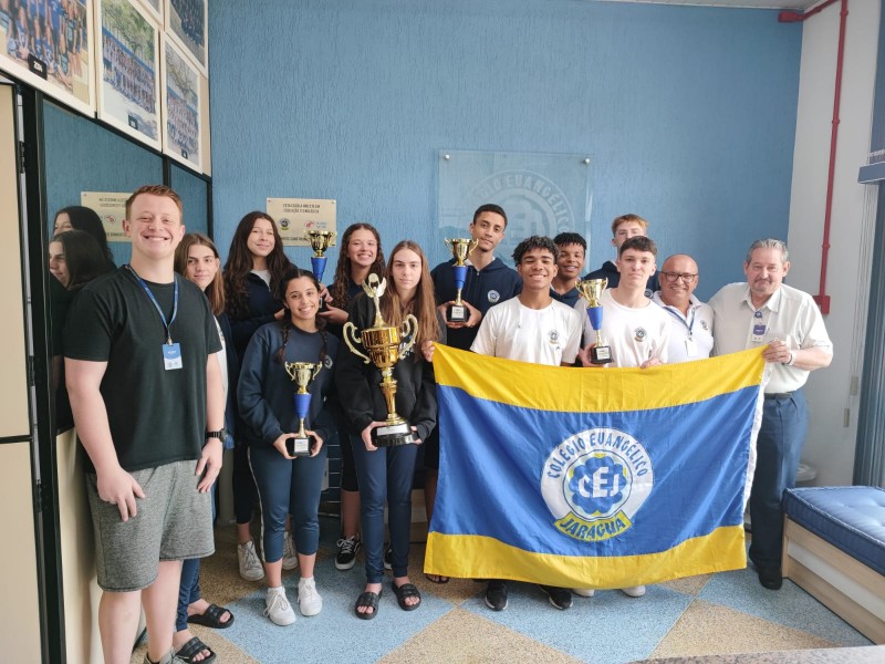 Alunos entregam troféus conquistados no JESC ao diretor Leopoldo Fenner